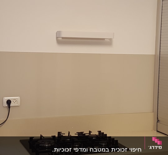 אגרטל זכוכית עם פרחים צבעוניים על השיש
